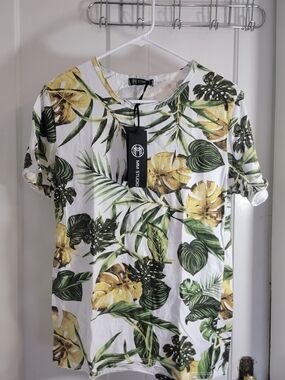 NWT..Studio White Tropical Leaf Short Sleeve Tee with Green & Yellow Print Sz M